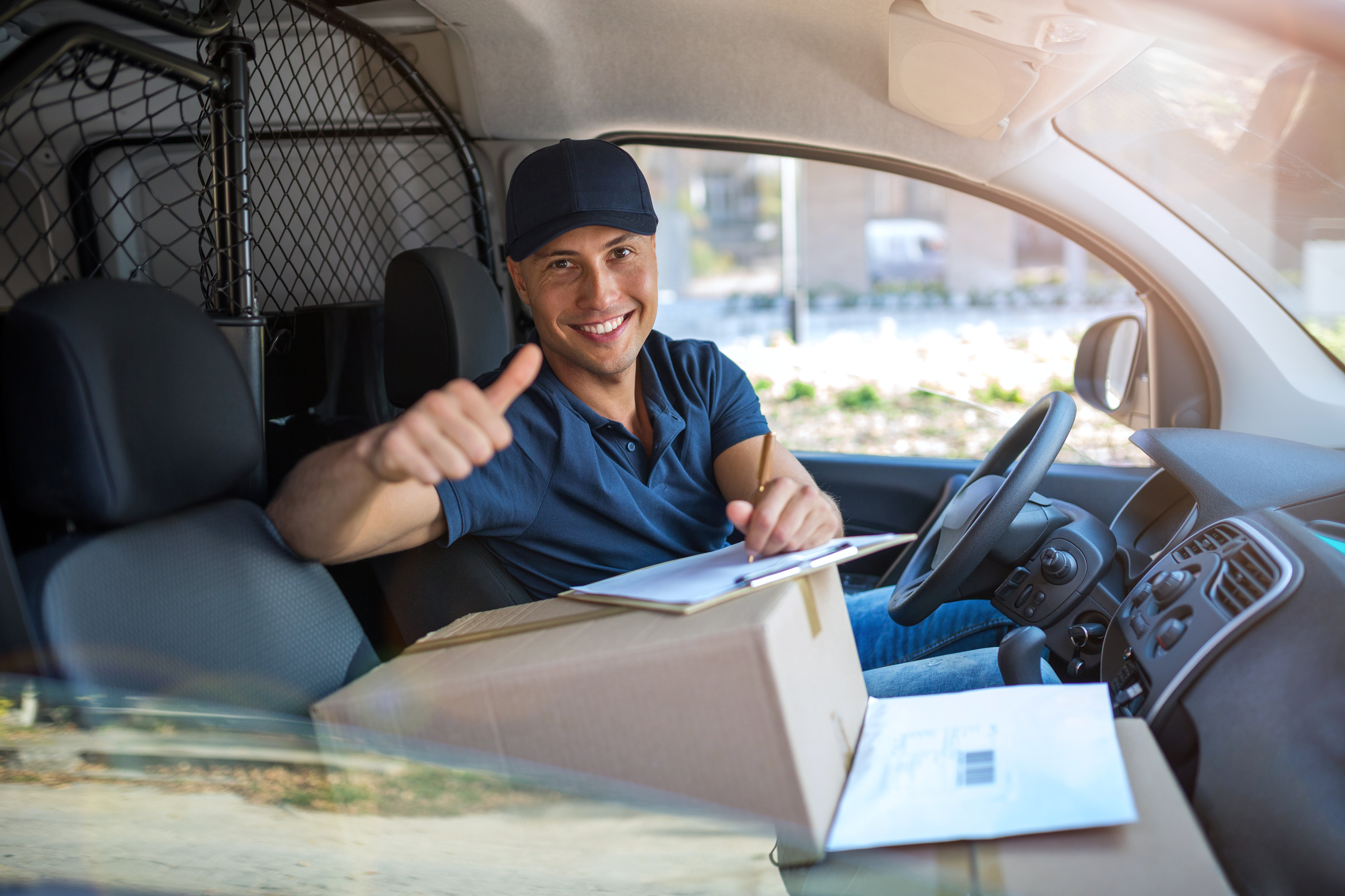 delivery-driver-thumbs-up-global-parcel-service