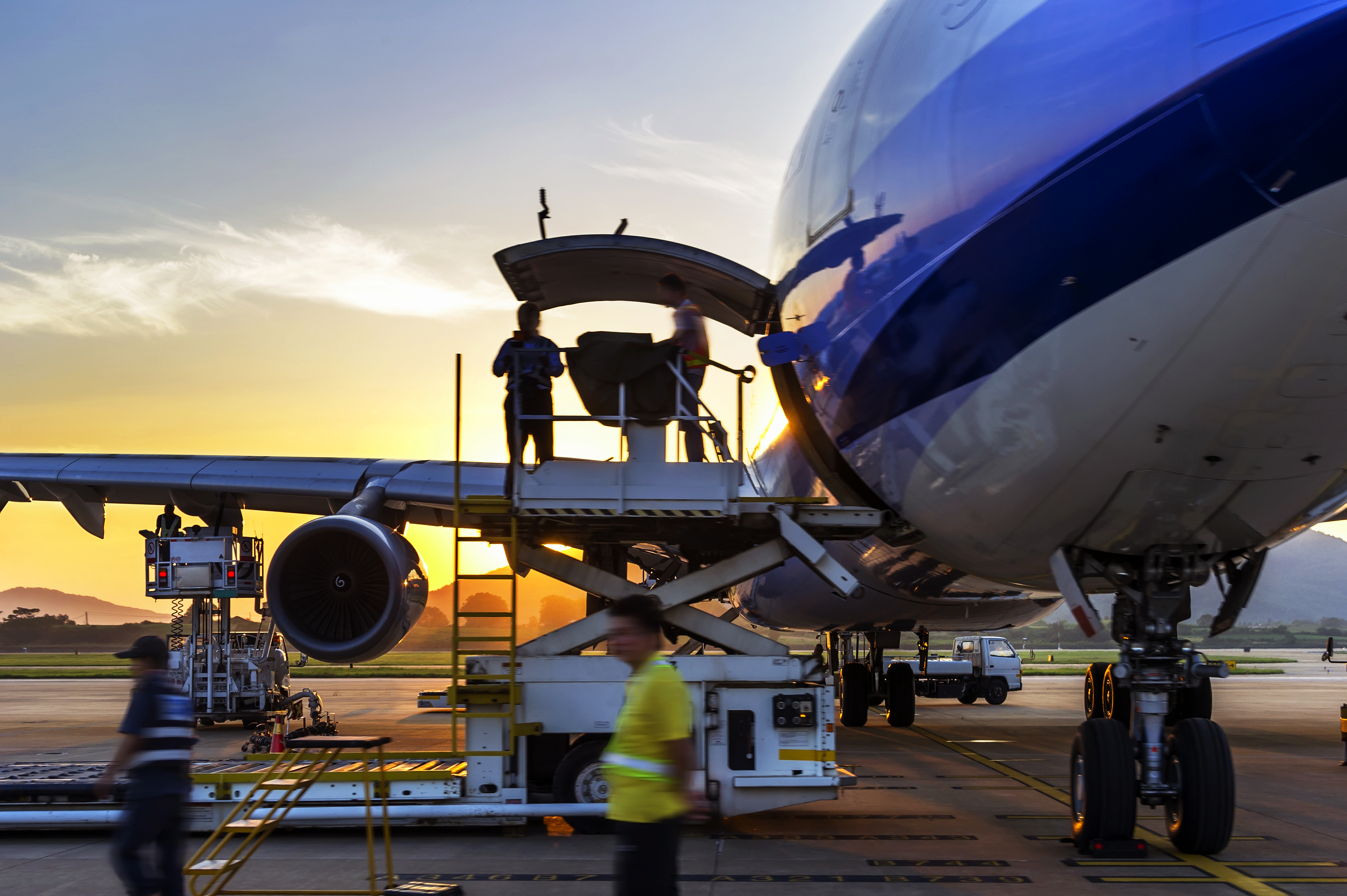 airport-sunset-aircraft
