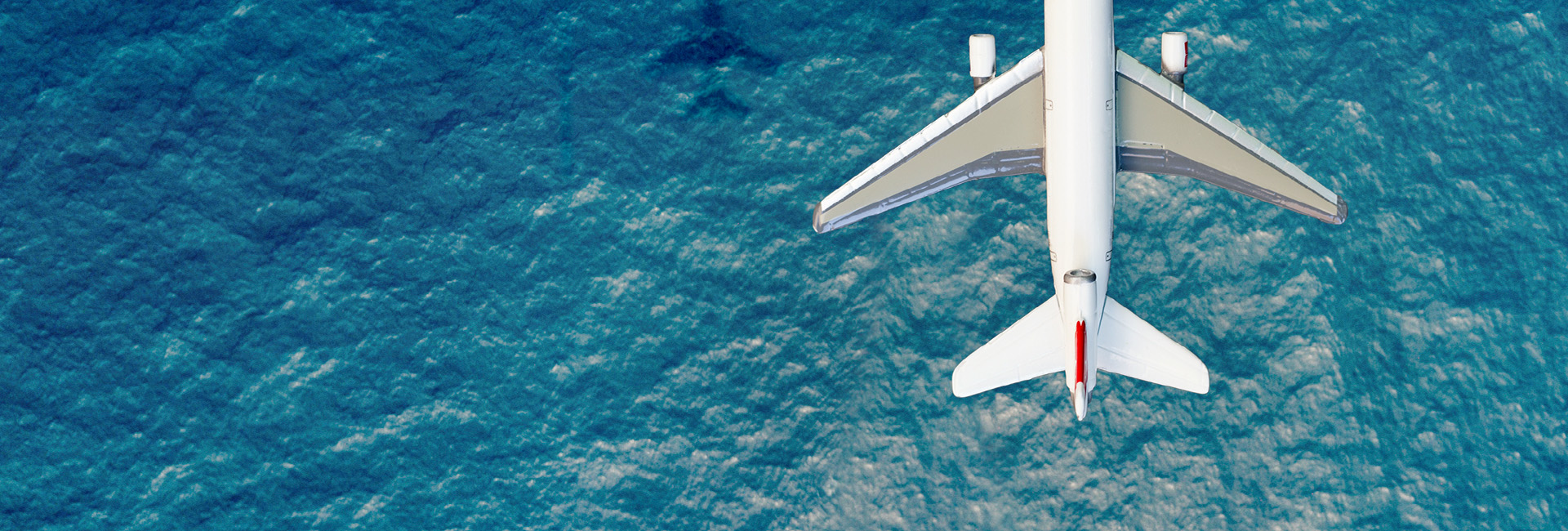 airplane-over-ocean-global-connectivity