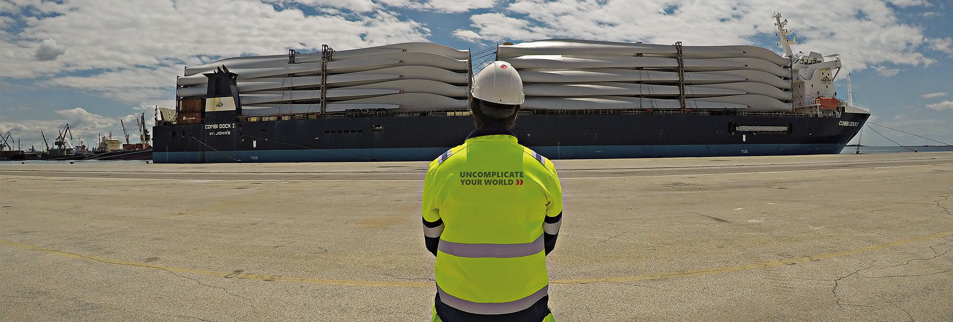 heavy-lift-logistics-wind-turbine-blades-cargo-ship