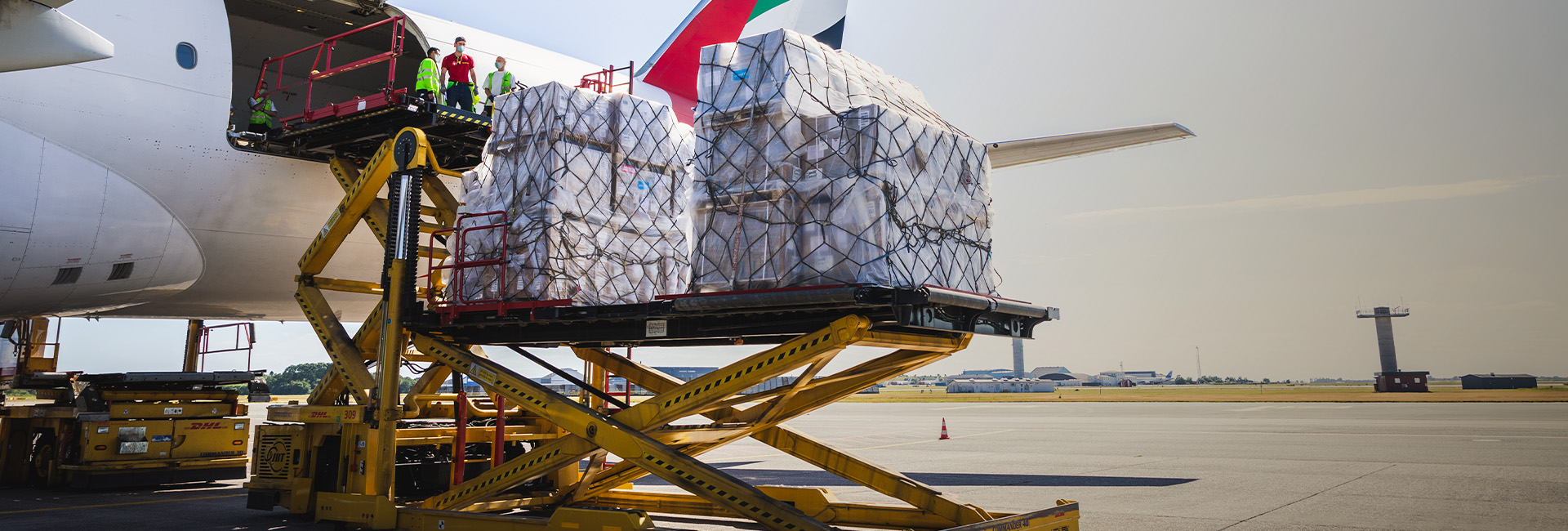 airfreight-cargo-loading-emirates-skycargo-plane.