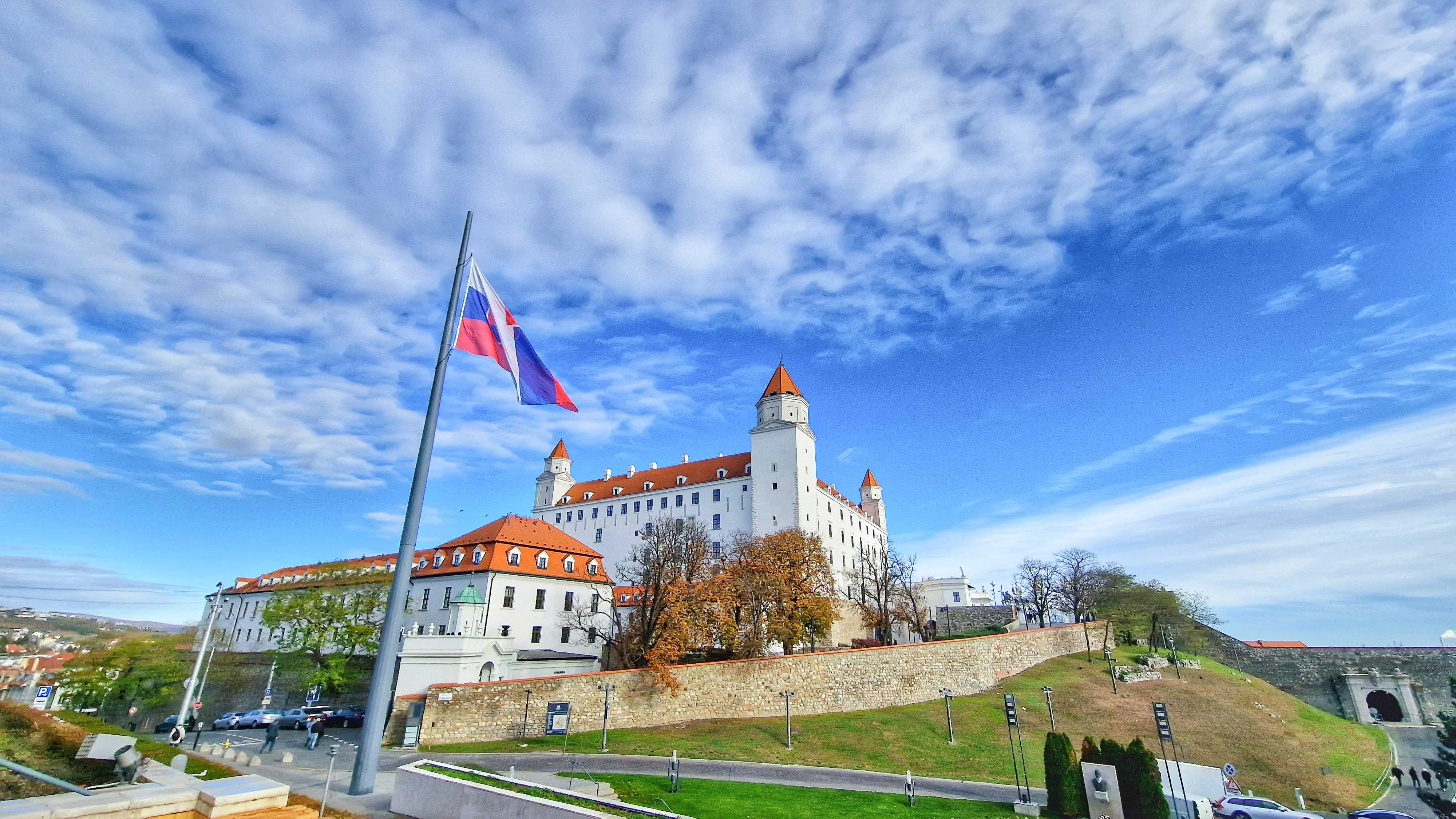 bratislava-castle-slovak-flag