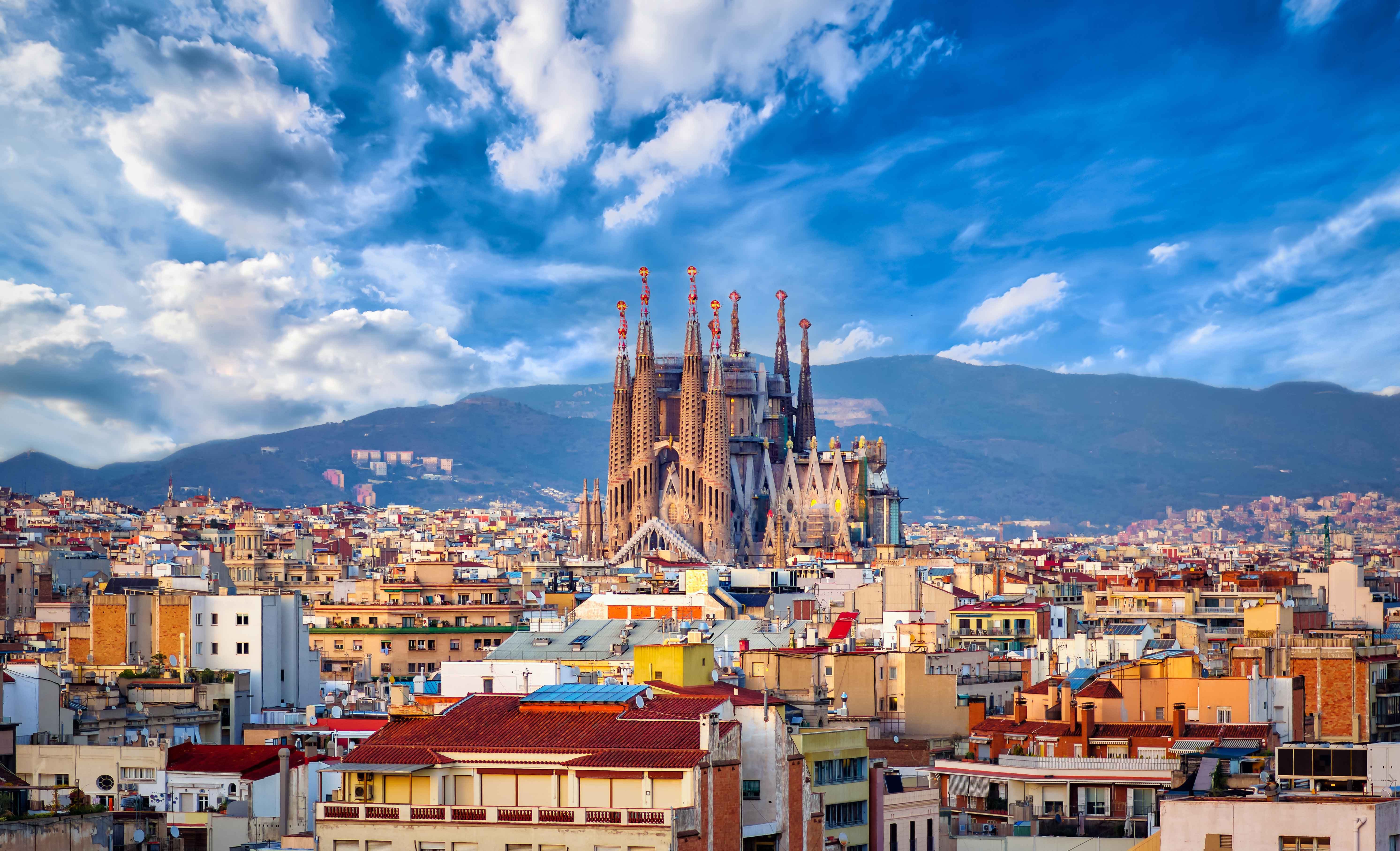 barcelona-sagrada-familia-skyline